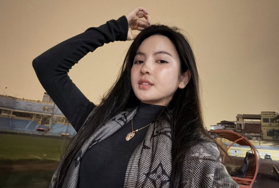 Bà xã Quang Hải khoe vòng cổ kim cương giá trị tiền tỷ