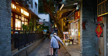 Chuyện xúc động về cụ ông 92 tuổi miệt mài bán sách giữa phố