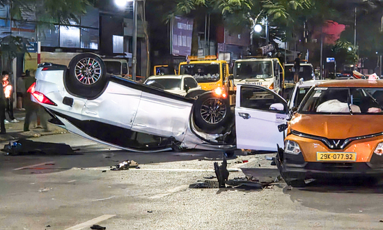 Tạm giữ tài xế Lexus tông liên hoàn hàng loạt xe rồi lật ngửa trên phố Hà Nội