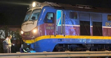 Tàu hỏa va chạm với xe máy tại Hà Nội, 2 người phụ nữ tử vong