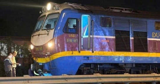 Tàu hỏa va chạm với xe máy tại Hà Nội, 2 người phụ nữ tử vong