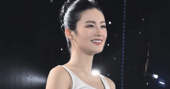 Đương kim Miss World Vietnam gây chú ý trước thềm kết thúc nhiệm kỳ