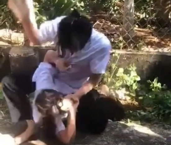 Hai nữ sinh cấp 2 lao vào đánh nhau, một em nhập viện điều trị