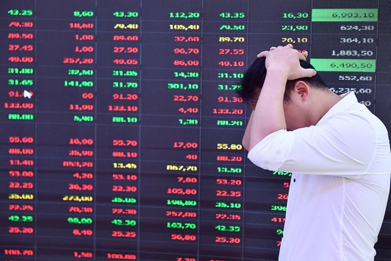 Chứng khoán dự báo tiếp tục giảm do chiến sự Trung Đông, nhà đầu tư nên làm gì?