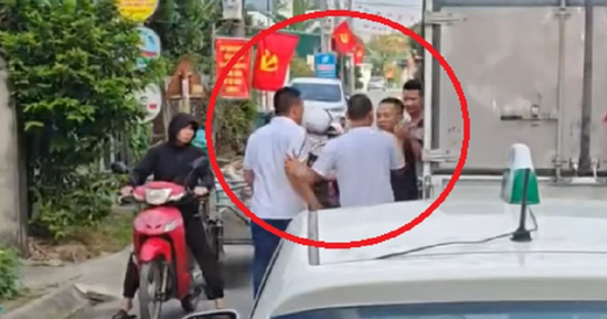 Diễn biến bức xúc vụ tài xế bị đánh giữa phố: Nhổ nước bọt rồi lao vào hành hung
