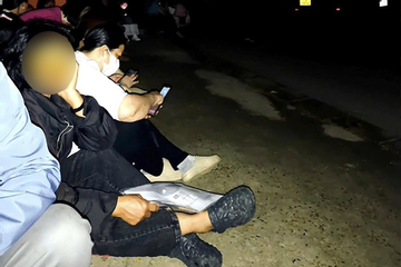 Tuyển sinh lớp 10 ở Hà Nội: Phụ huynh trắng đêm chờ mua hồ sơ, trường THPT Phan Bội Châu nói gì?