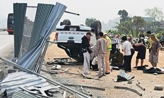 Xe bán tải đâm rào tôn trên cao tốc Nội Bài - Lào Cai, một người tử vong