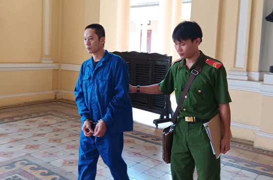 Bé gái 8 tuổi bị người tình của mẹ liên tiếp xâm hại tình dục