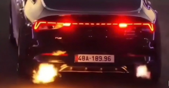 CLIP: Xe con phun lửa khi đang chạy, cộng đồng mạng xôn xao