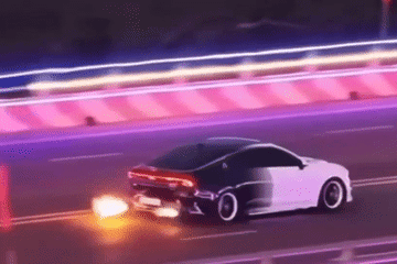 CLIP: Xe con phun lửa khi đang chạy, cộng đồng mạng xôn xao