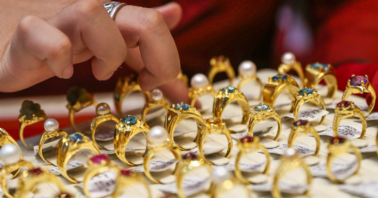 Giá vàng bật tăng trở lại, rủi ro vẫn còn nếu ‘pháo đài’ bị xuyên thủng