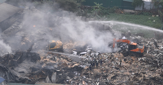 Hiện trường tan hoang sau vụ cháy kho xưởng làm 1 người tử vong ở Hà Nội