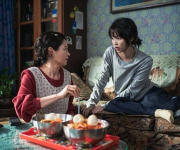 Chồng nuôi “tiểu tam”, mẹ chồng khuyên tôi giả mù, 17 năm sau tôi cảm ơn bà: “Mẹ thật sáng suốt”