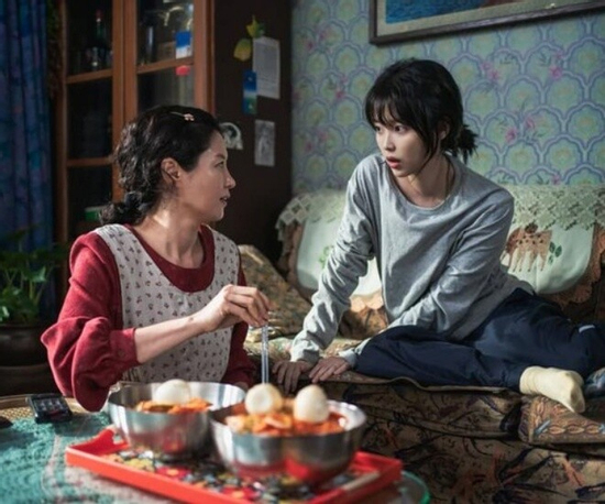 Chồng nuôi “tiểu tam”, mẹ chồng khuyên tôi giả mù, 17 năm sau tôi cảm ơn bà: “Mẹ thật sáng suốt”