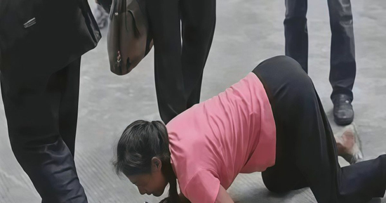 “Nó là em ruột của con mà!” - Người mẹ ngoài 60 tuổi quỳ xin con gái, câu đáp trả của cô gây tranh cãi