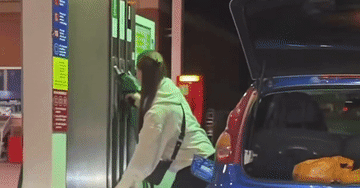 Nữ tài xế dùng túi nilon đựng xăng rồi cho vào cốp xe để tích trữ