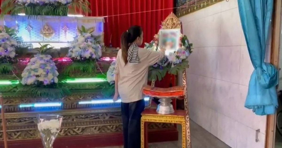 Bà đến đón cháu sau giờ tan học nhưng lại không thấy đâu, lần theo đôi giày bỏ lại bên bể bơi và cái kết khiến ai cũng nghẹn lòng