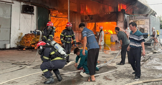 Cháy lớn xưởng bánh kẹo 700 m² ở Hà Nội lúc rạng sáng