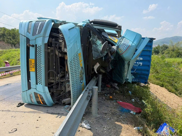 Container lấn làn tông xe máy, 3 người tử vong ở Đắk Lắk