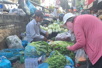 Giá hàng hóa tăng theo giá xăng, người bán “gồng mình” để giữ khách