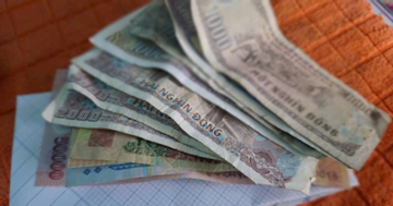 Mở chiếc phong bì viếng cha, các con lặng người khi đọc mẩu giấy bên trong