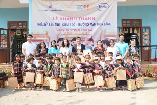 Roche Pharma Việt Nam chung tay khánh thành bếp cho học sinh xã vùng biên giới