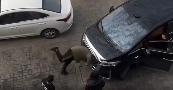 Tranh cãi, người đàn ông điên cuồng lao vào đầu xe ô tô