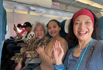 Ấm áp hình ảnh 3 chị em nhà NSND Lê Khanh đưa mẹ - NSƯT Lê Mai đi du lịch