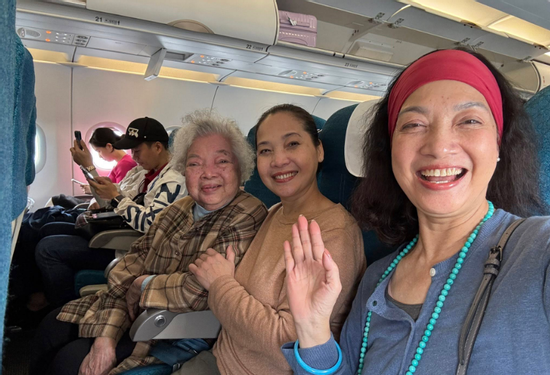 Ấm áp hình ảnh 3 chị em nhà NSND Lê Khanh đưa mẹ - NSƯT Lê Mai đi du lịch
