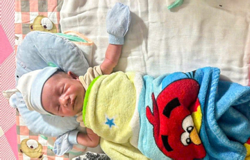 Bé trai 7 ngày tuổi bị bỏ rơi trong thùng mì tôm