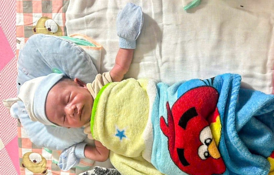 Bé trai 7 ngày tuổi bị bỏ rơi trong thùng mì tôm