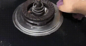 Cách làm sạch bếp gas cực kỳ đơn giản với bột nở, giấm và muối