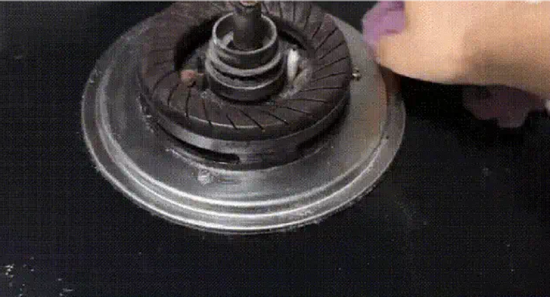 Cách làm sạch bếp gas cực kỳ đơn giản với bột nở, giấm và muối