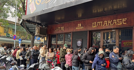 Chờ đến lượt mua vàng khi giá giảm, người dân nhận giấy hẹn mang về