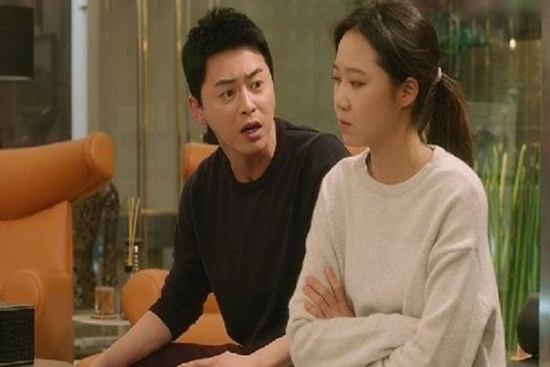 Chồng đưa 300 ngàn đòi cơm thịnh soạn đãi bạn, tôi bưng mâm cơm ra khiến hội bạn nhậu 'câm nín' còn chồng thì đỏ mặt tía tai