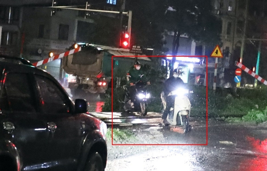 Cố vượt gác chắn đường sắt trong đêm, nhiều tài xế ở Hà Nội bị ghi hình xử phạt