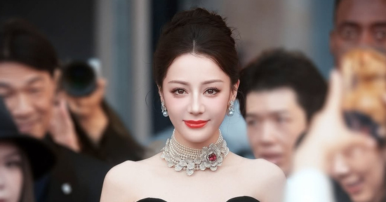 Diễn viên Địch Lệ Nhiệt Ba bị mắc kẹt 72 giờ ở Dubai