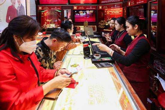 Giá vàng 'nhảy múa' do căng thẳng Trung Đông, có nên mua lúc này?