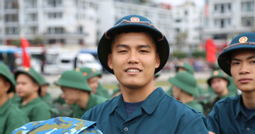 Hướng dẫn viên gác việc lương cao viết đơn tình nguyện khoác áo lính