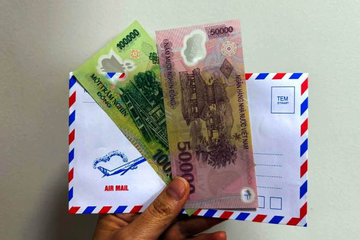 Khó chịu khi bóc phong bì hàng xóm mừng thọ bố, lời mẹ nói khiến con trai xấu hổ