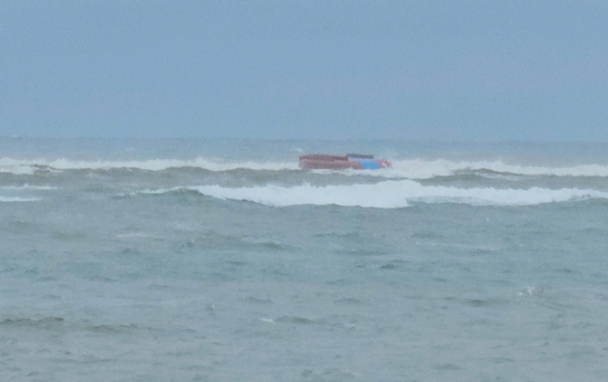 Lật tàu cá chở 7 người ở cửa biển Nhật Lệ, 1 ngư dân tử vong