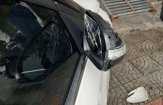 Người phụ nữ cầm rựa, gậy đập phá hàng loạt ô tô đậu ven đường