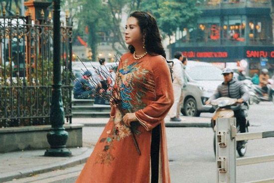 Nữ NSND ở tuổi ngoài 50 khoe nhan sắc với áo dài thêu tay