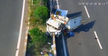 Xe bán tải đâm vào dải phân cách trên cao tốc, 2 người tử vong