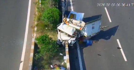 Xe bán tải đâm vào dải phân cách trên cao tốc, 2 người tử vong