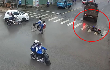 Xe tải tông xe máy điện, hai bà cháu thương vong