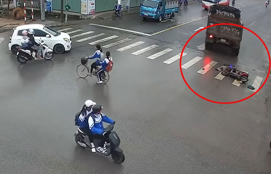 Xe tải tông xe máy điện, hai bà cháu thương vong