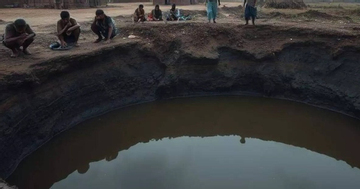 Bé gái bị đuối nước, 5 người nhảy xuống cứu, tất cả đều tử vong