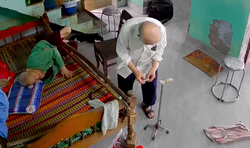 Clip cụ ông 95 tuổi 'chịu trận' khi vợ giận dỗi khiến dân mạng ngưỡng mộ