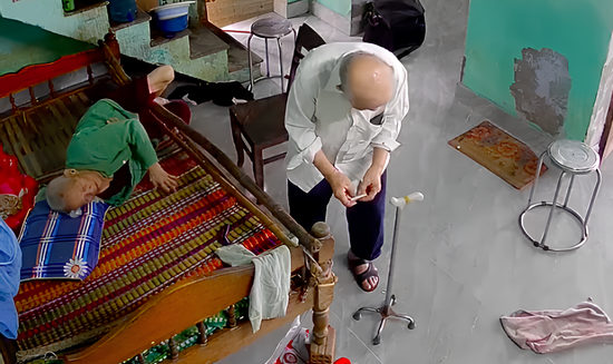 Clip cụ ông 95 tuổi 'chịu trận' khi vợ giận dỗi khiến dân mạng ngưỡng mộ